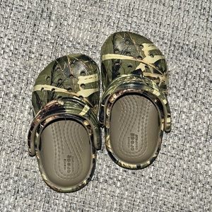 Baby/ toddler camo crocs size 4